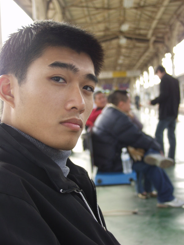 月台旅客特寫2004台中火車站台灣鐵路旅遊攝影