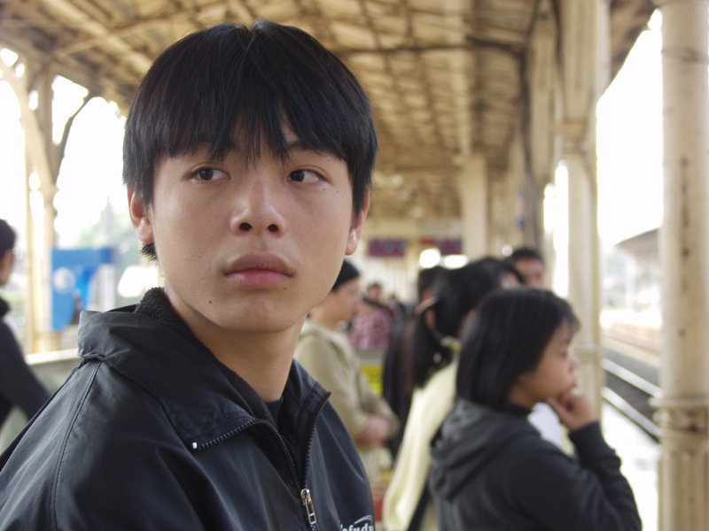 月台旅客特寫2004台中火車站台灣鐵路旅遊攝影