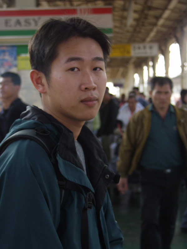 月台旅客特寫2004台中火車站台灣鐵路旅遊攝影