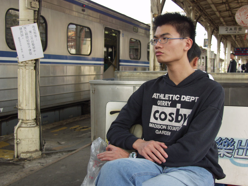 月台旅客特寫2004台中火車站台灣鐵路旅遊攝影
