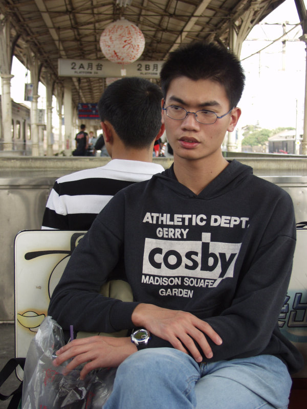 月台旅客特寫2004台中火車站台灣鐵路旅遊攝影