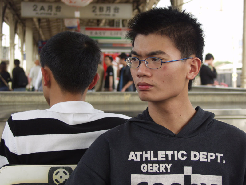 月台旅客特寫2004台中火車站台灣鐵路旅遊攝影