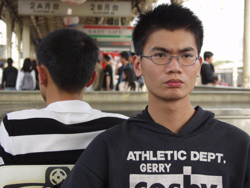 月台旅客特寫2004台中火車站台灣鐵路旅遊攝影