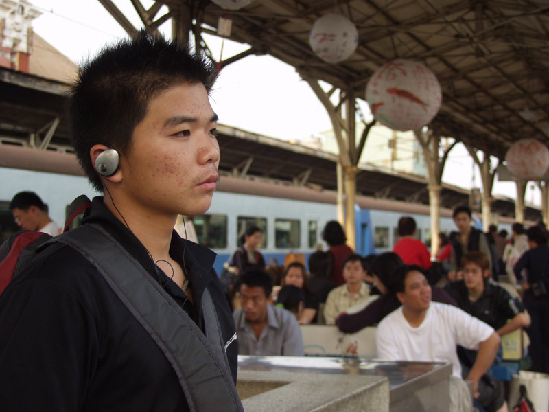 月台旅客特寫2004台中火車站台灣鐵路旅遊攝影