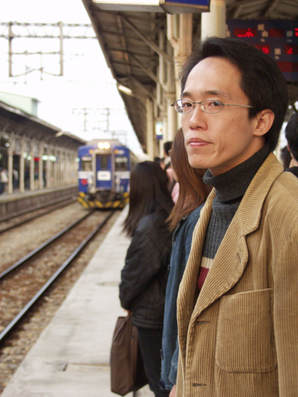 月台旅客特寫2004台中火車站台灣鐵路旅遊攝影