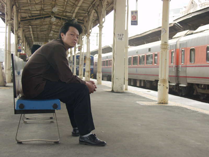 月台旅客特寫2004台中火車站台灣鐵路旅遊攝影