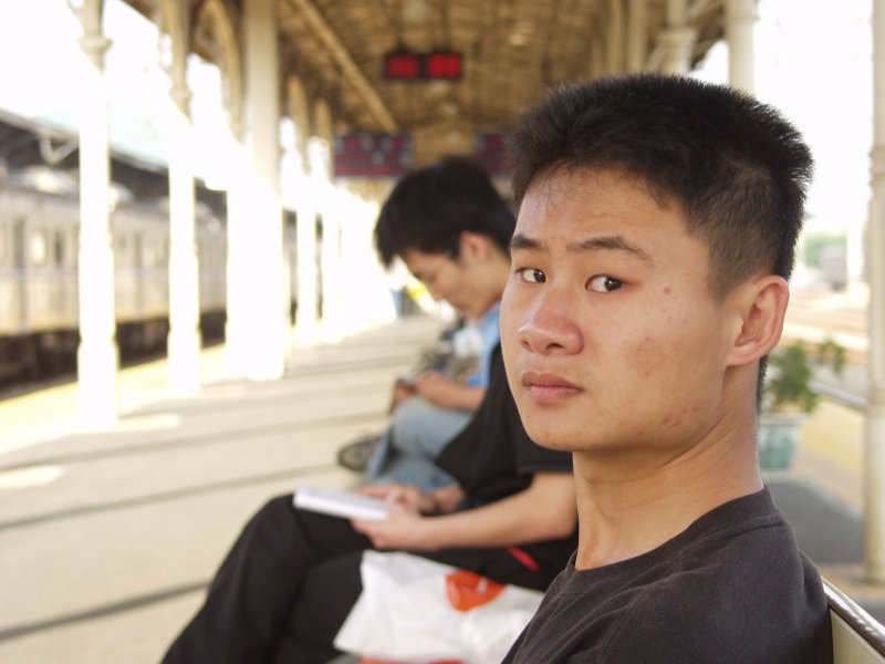 月台旅客特寫2004台中火車站台灣鐵路旅遊攝影