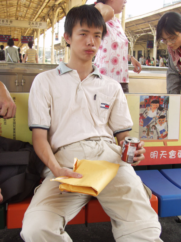 月台旅客特寫2004台中火車站台灣鐵路旅遊攝影