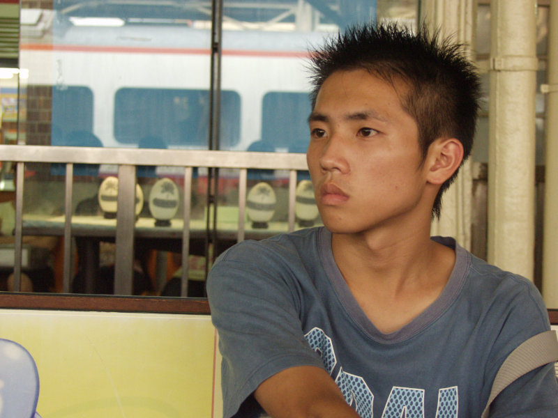 月台旅客特寫2004台中火車站台灣鐵路旅遊攝影