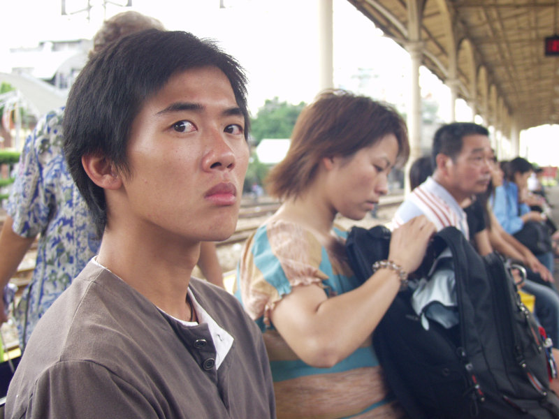 月台旅客特寫2004台中火車站台灣鐵路旅遊攝影