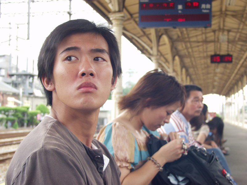 月台旅客特寫2004台中火車站台灣鐵路旅遊攝影