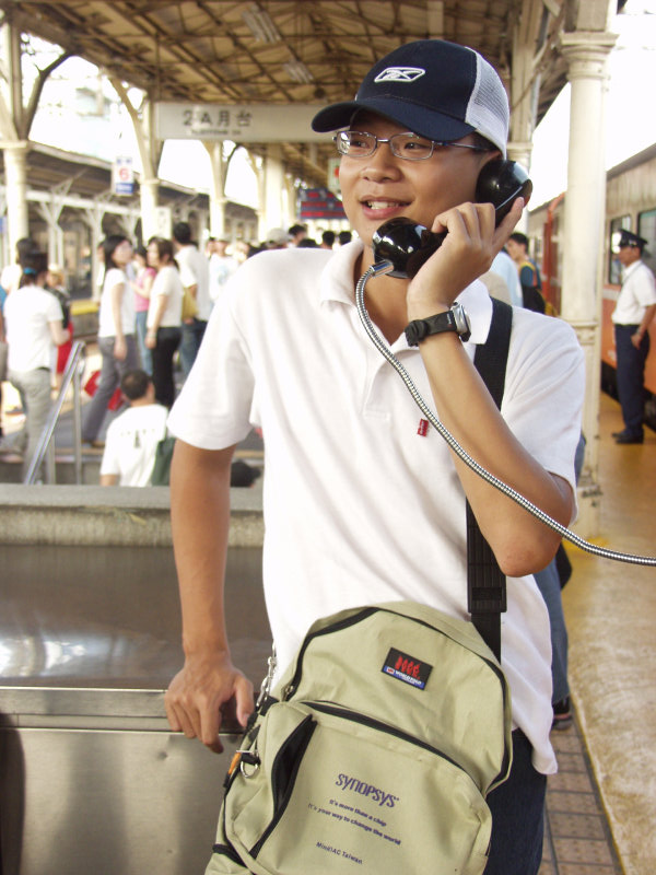 月台旅客特寫2004台中火車站台灣鐵路旅遊攝影