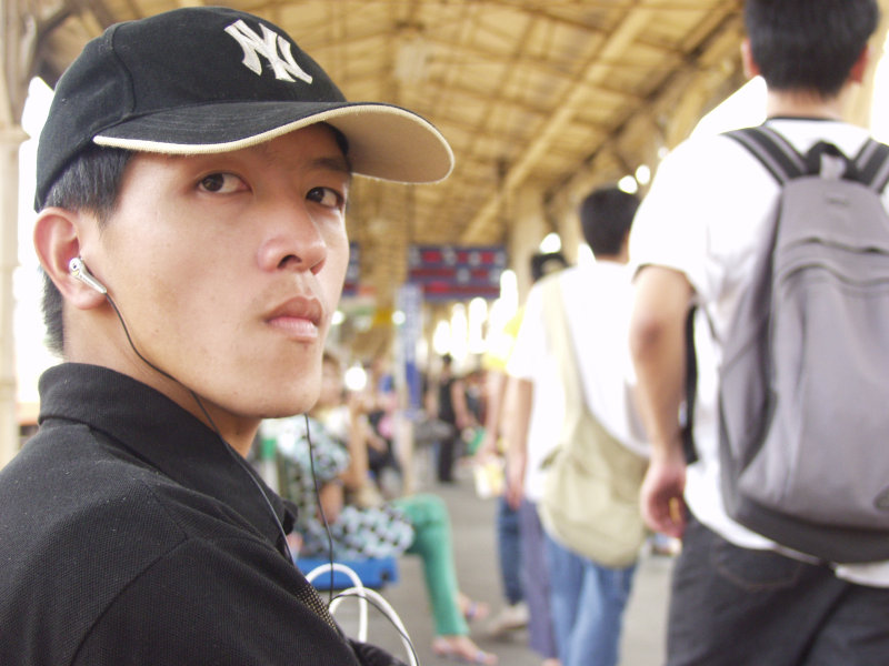 月台旅客特寫2004台中火車站台灣鐵路旅遊攝影