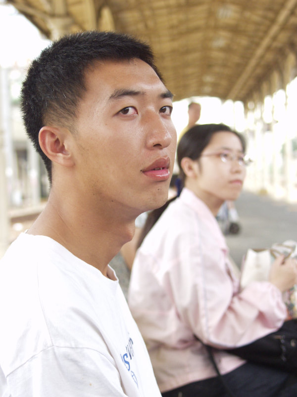 月台旅客特寫2004台中火車站台灣鐵路旅遊攝影