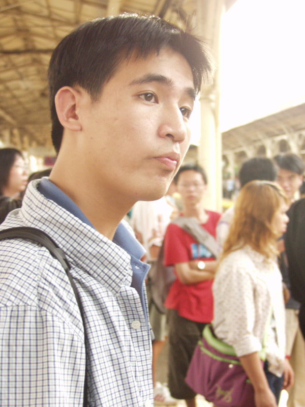 月台旅客特寫2004台中火車站台灣鐵路旅遊攝影