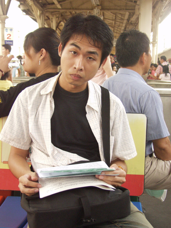 月台旅客特寫2004台中火車站台灣鐵路旅遊攝影