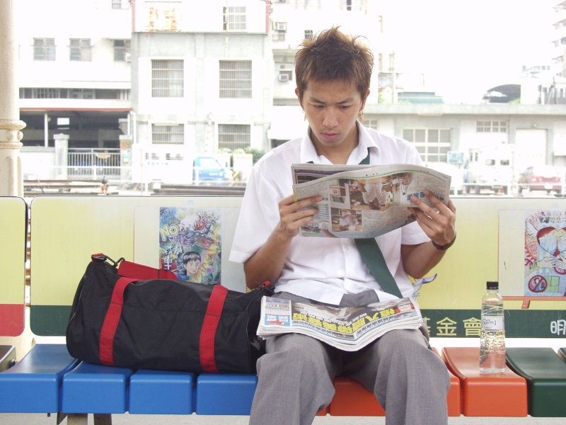 月台旅客特寫2004台中火車站台灣鐵路旅遊攝影