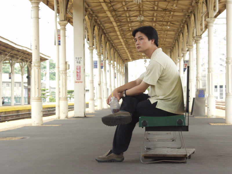 月台旅客特寫2004台中火車站台灣鐵路旅遊攝影