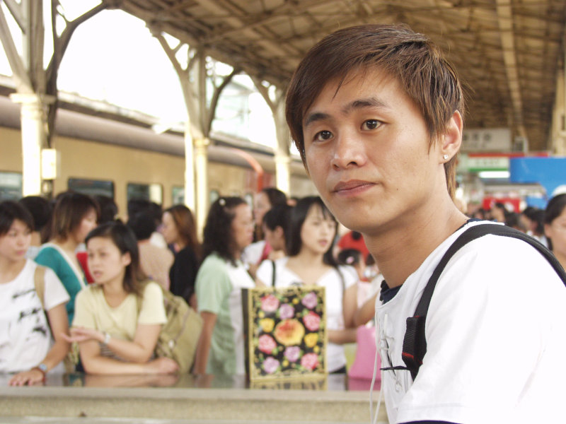 月台旅客特寫2004台中火車站台灣鐵路旅遊攝影