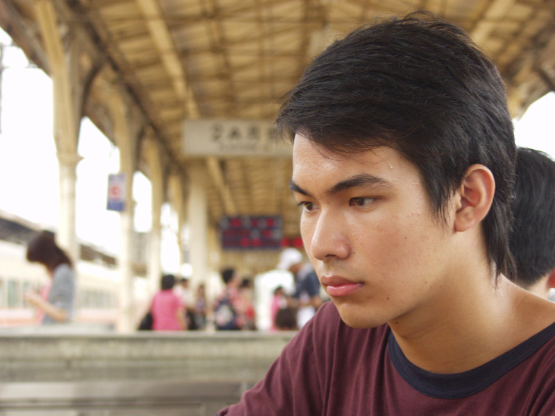 月台旅客特寫2004台中火車站台灣鐵路旅遊攝影