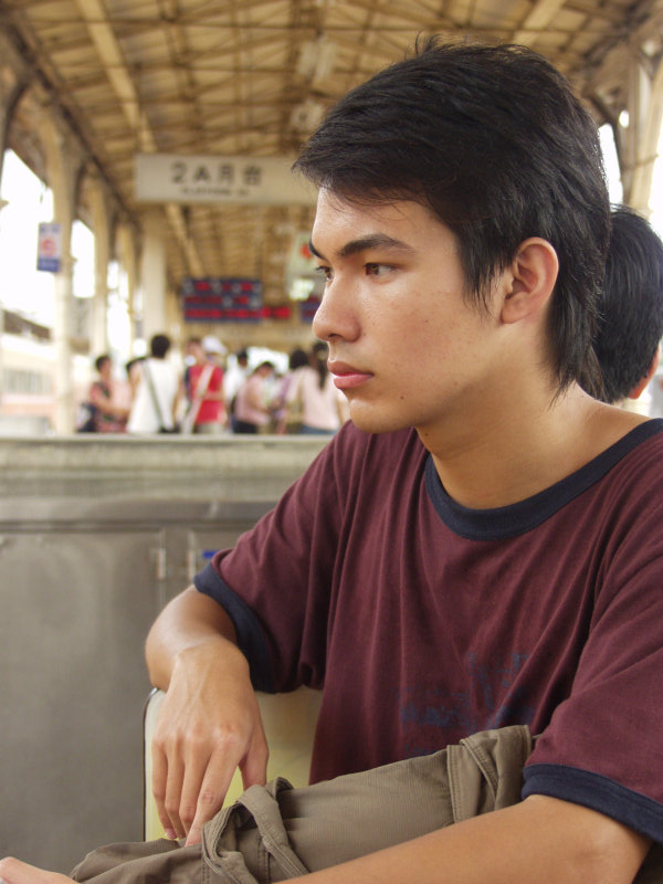 月台旅客特寫2004台中火車站台灣鐵路旅遊攝影