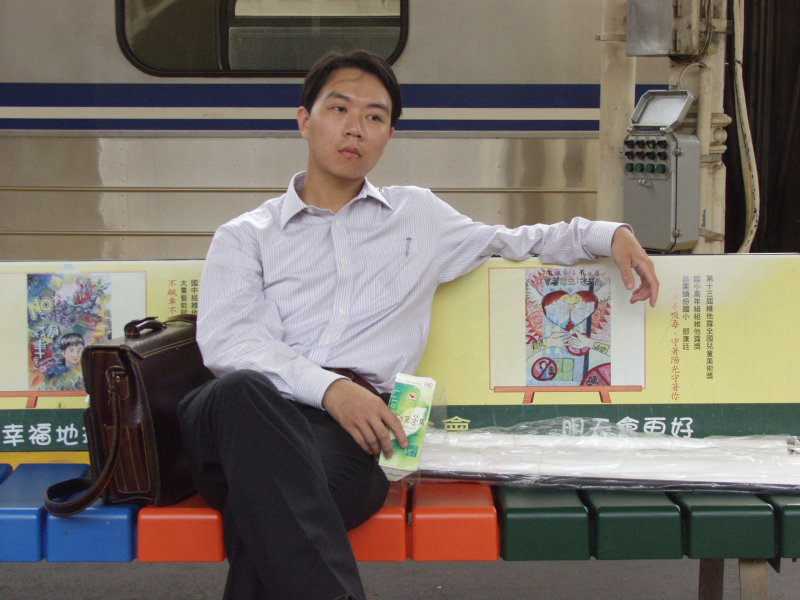 月台旅客特寫2004台中火車站台灣鐵路旅遊攝影