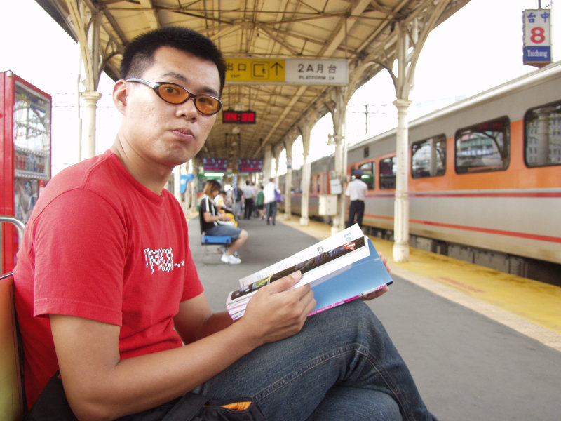月台旅客特寫2004台中火車站台灣鐵路旅遊攝影
