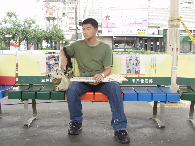 月台旅客特寫2004台中火車站台灣鐵路旅遊攝影