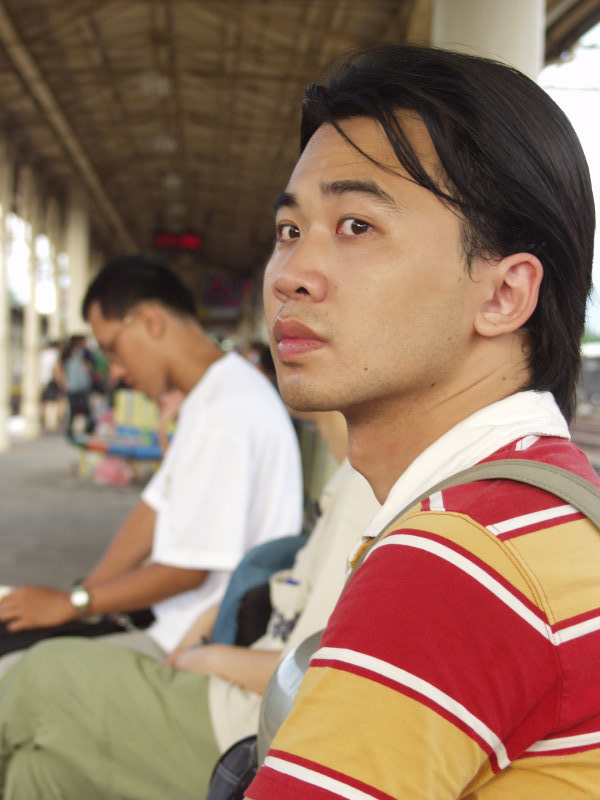 月台旅客特寫2004台中火車站台灣鐵路旅遊攝影