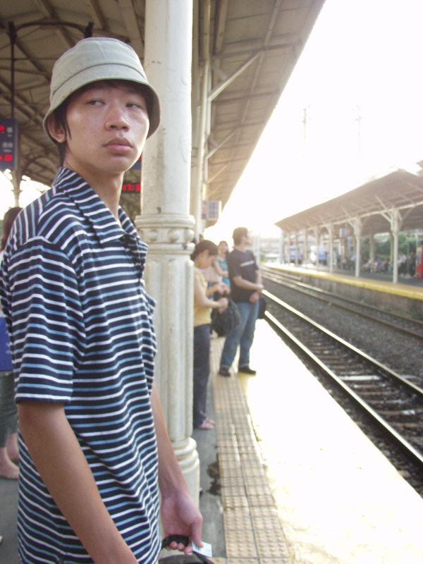 月台旅客特寫2004台中火車站台灣鐵路旅遊攝影