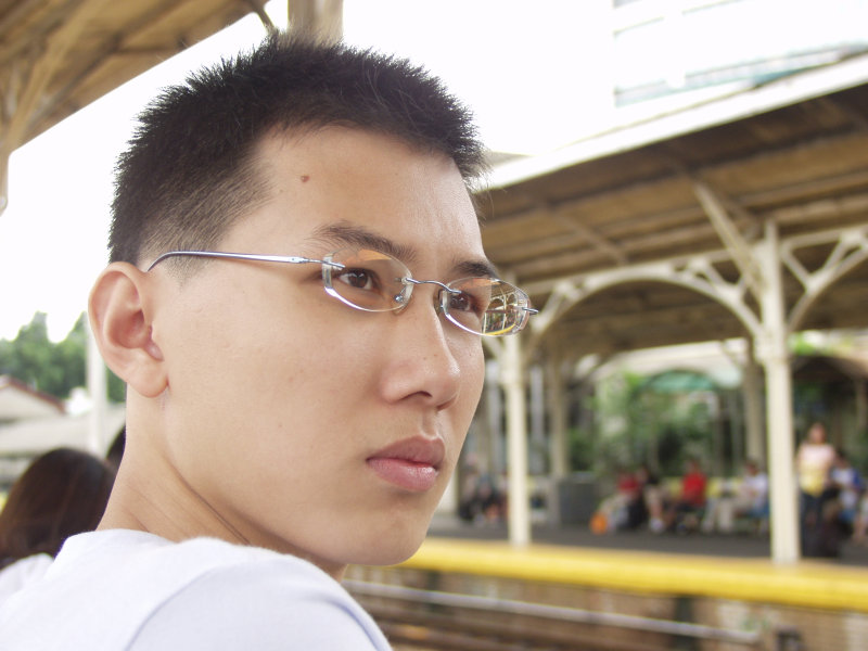 月台旅客特寫2004台中火車站台灣鐵路旅遊攝影