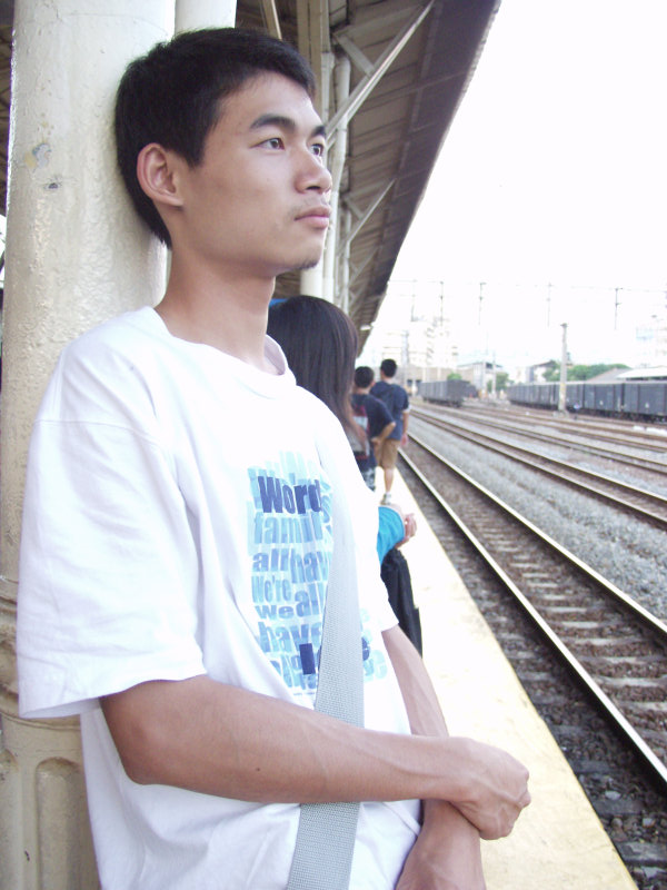 月台旅客特寫2004台中火車站台灣鐵路旅遊攝影