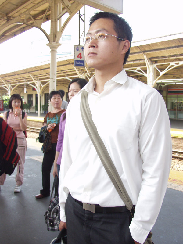 月台旅客特寫2004台中火車站台灣鐵路旅遊攝影