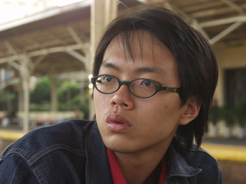 月台旅客特寫2004台中火車站台灣鐵路旅遊攝影