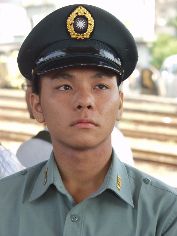 月台旅客特寫2004台中火車站台灣鐵路旅遊攝影