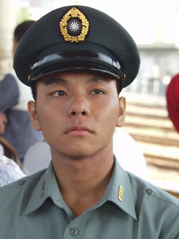 月台旅客特寫2004台中火車站台灣鐵路旅遊攝影