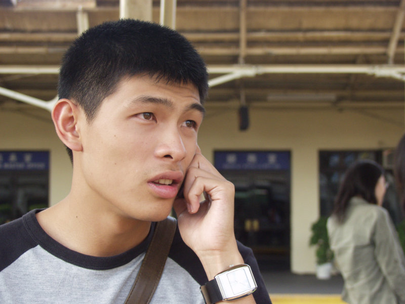 月台旅客特寫2004台中火車站台灣鐵路旅遊攝影