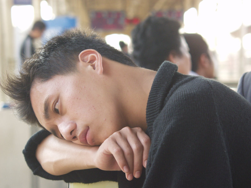 月台旅客特寫2004台中火車站台灣鐵路旅遊攝影