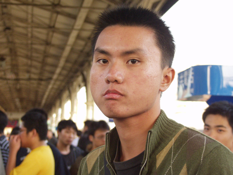 月台旅客特寫2004台中火車站台灣鐵路旅遊攝影