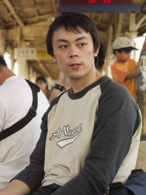 月台旅客特寫2004台中火車站台灣鐵路旅遊攝影