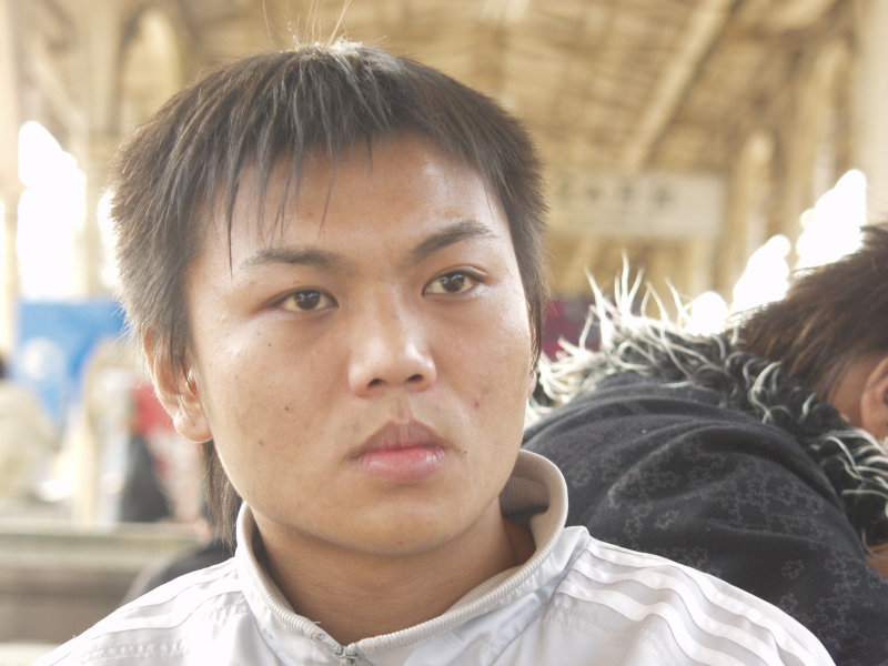 月台旅客特寫2004台中火車站台灣鐵路旅遊攝影