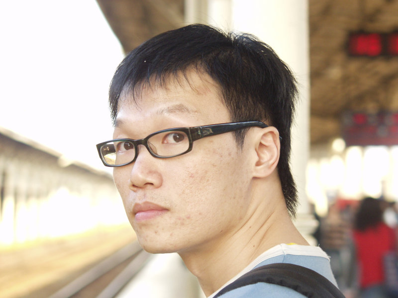 月台旅客特寫2004台中火車站台灣鐵路旅遊攝影