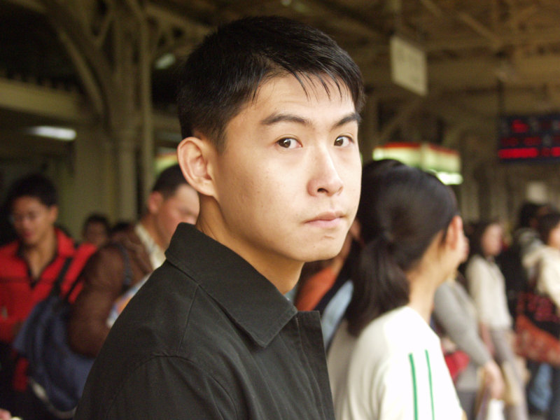 月台旅客特寫2004台中火車站台灣鐵路旅遊攝影
