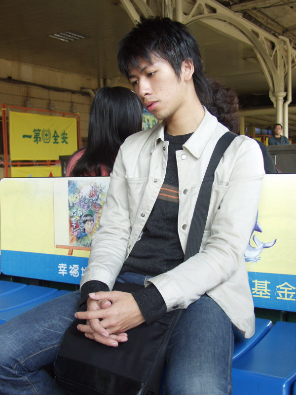 月台旅客特寫2004台中火車站台灣鐵路旅遊攝影