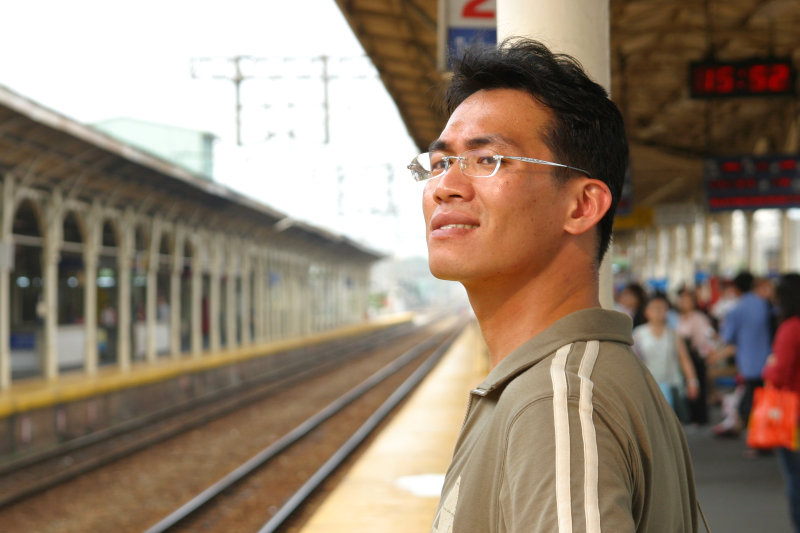 月台旅客特寫2005台中火車站台灣鐵路旅遊攝影