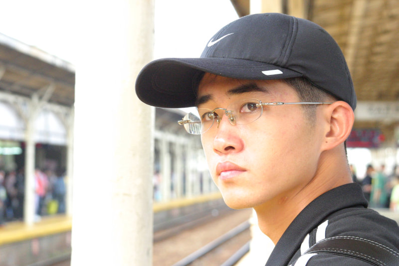 月台旅客特寫2005台中火車站台灣鐵路旅遊攝影