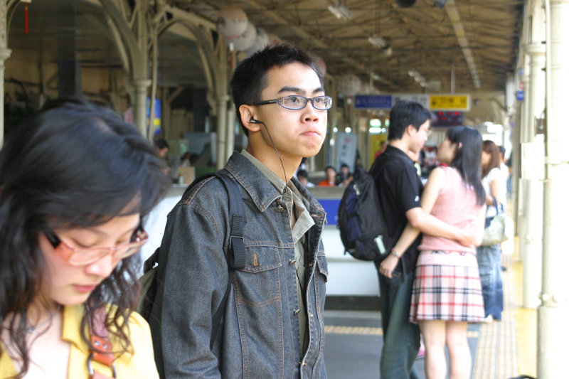 月台旅客特寫2005台中火車站台灣鐵路旅遊攝影