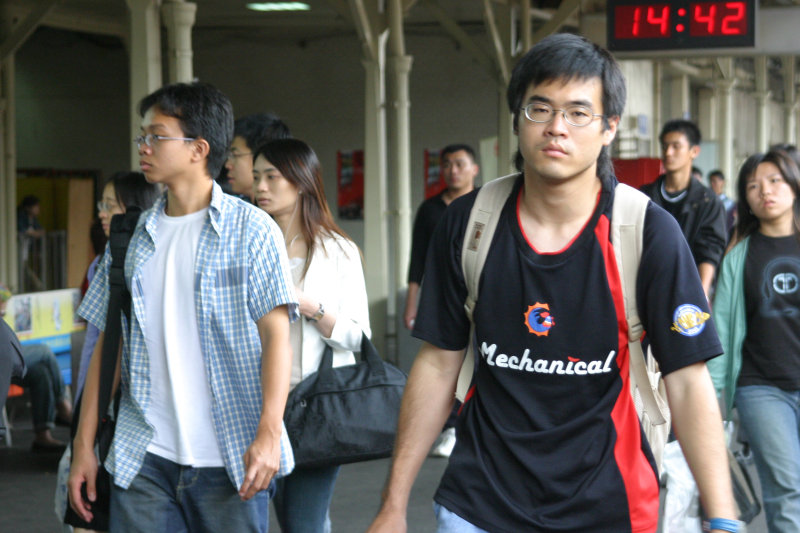 月台旅客特寫2005台中火車站台灣鐵路旅遊攝影