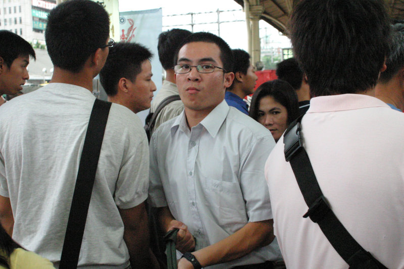 月台旅客特寫2005台中火車站台灣鐵路旅遊攝影