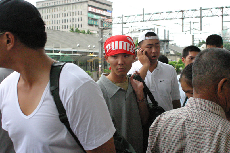 月台旅客特寫2005台中火車站台灣鐵路旅遊攝影